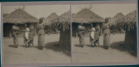 Stereo photo Gambia, African mothers with their children, village party, straw huts, world trip 1914