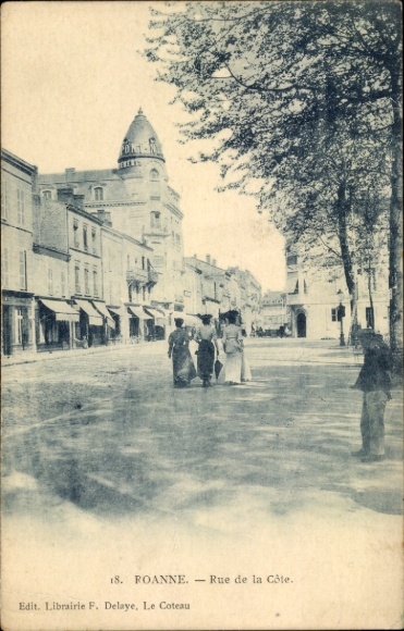 Ak Roanne Loire, Eine Straße mit Gebäuden, Menschen auf der Straße, historische Gebäude.