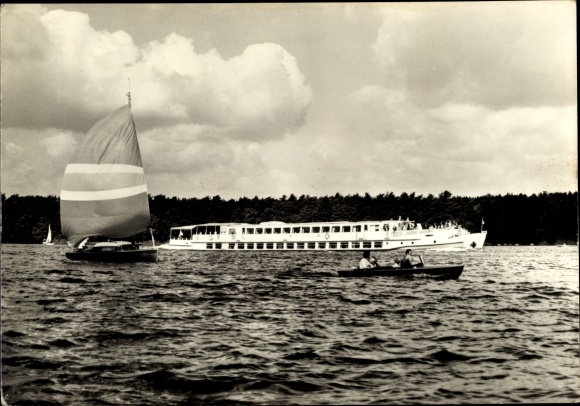 Postcard Berlin, capital of the GDR, luxury passenger ship of the White Fleet