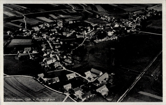 Ak Hörzhausen Schrobenhausen in Oberbayern, Luftaufnahme von  Obb., Felder und Häuser, 