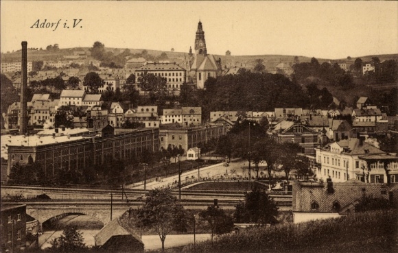 Ak Adorf im Vogtland, Stadtpanorama, Bahnüberführung