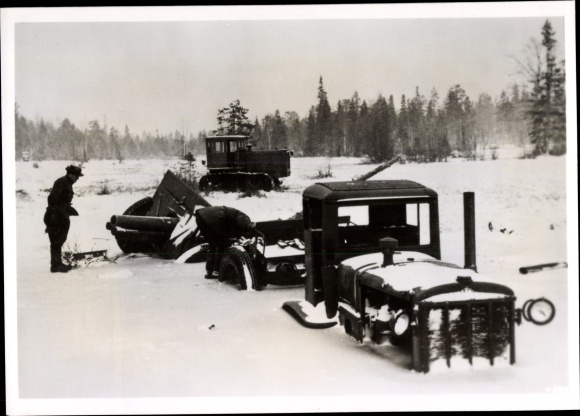Photo Hoffmann, H., Soviet retreat road in East Karelia, destroyed gun, Nov. 1941