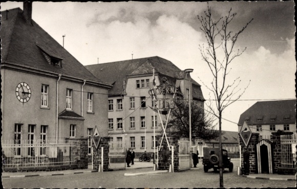 Ak Koblenz am Rhein, Coblence, Eingang zur Kaserne, Fahne, Uhr, Fahrzeuge, Bäume