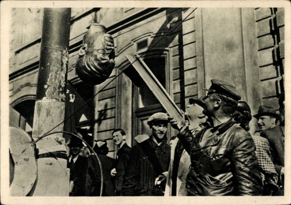 Ak Praha Prag, Kopf einer zerstörten Hitler Statue, Männer