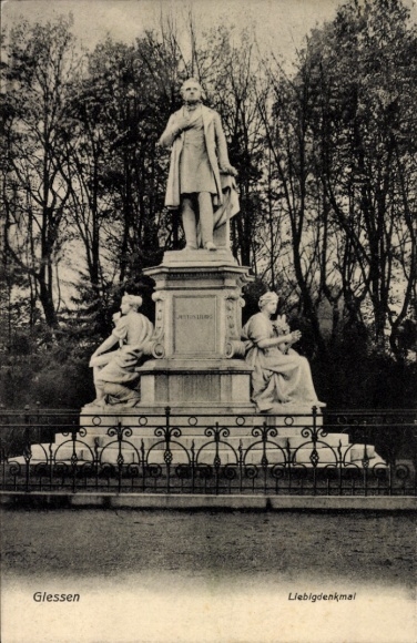 Postcard Giessen Gießen an der Lahn Hessen, Liebigdenkmanl