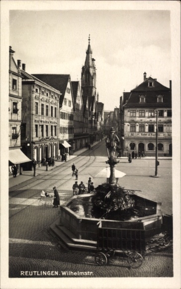 Ak Reutlingen in Württemberg, Stadtansicht, Wilhelmstr., Brunnen,  Gebäude, Fußgänger, Wagen