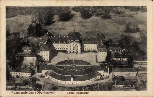 Ak Pommersfelden in Oberfranken, Luftaufnahme von Schloss Weißenstein, umliegende Gebäude und ...