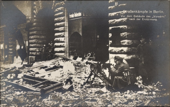 Ak Berlin Kreuzberg, Straßenkämpfe 1919, Gebäude des Vorwärts nach Erstürmung, Maschinengewehr