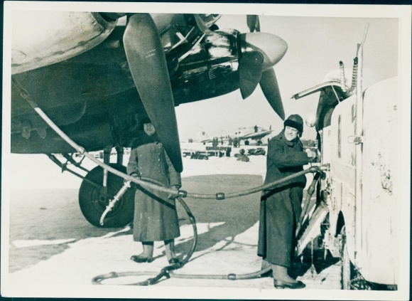 Photo Eastern Front, Winter Battle, Heinkel He 111, refueling, Luftwaffe, Wehrmacht, WWII
