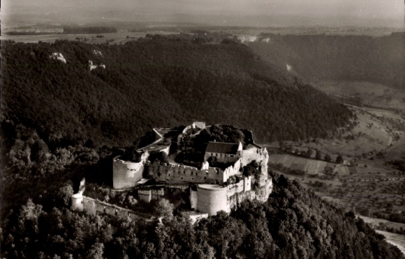 Ak Neuffen in Württemberg, Burg Hohenneuffen, Luftaufnahme der Ruine  umgeben von Wald und Landsc