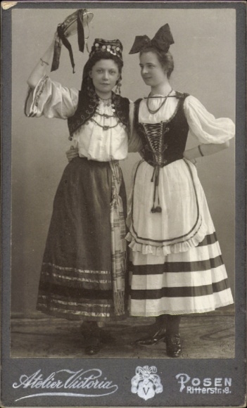 CdV Twee jonge vrouwen in klederdracht, tamboerijn, fotograaf Atelier Victoria, Poznan, Ritterstraße 9