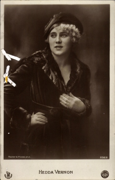 Postcard actress Hedda Vernon, portrait with cap and coat