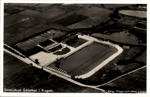 Ak Schlettau in het Ertsgebergte, luchtfoto van het strandbad, zwembad, weilanden, wateren