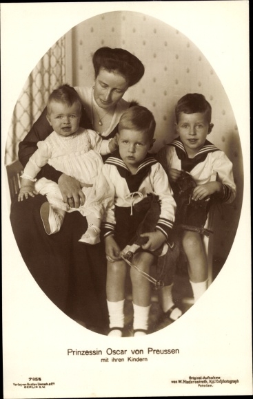 Postcard Princess Oskar of Prussia with her children