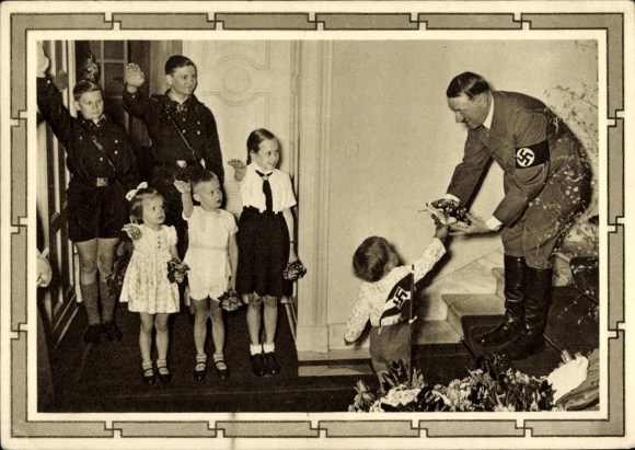 Ganzsachen Ak Kinder begrüßen Adolf Hitler, Blumenstrauß, Propaganda, Hitlerjugend, BDM