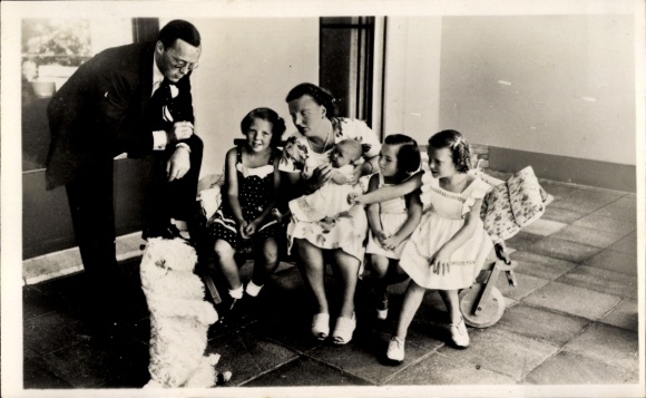 Ak Königin Juliana der Niederlande, Prinz Bernhard, Prinzessin Beatrix, Irene, Margriet, Christina