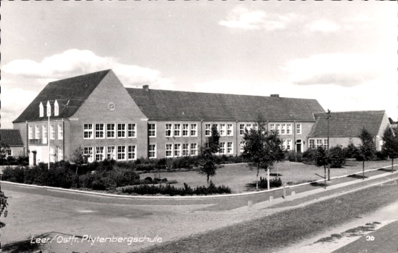 Postcard Leer in East Frisia, Plytenbergschule, large school buildings, well-kept landscape, trees, streets