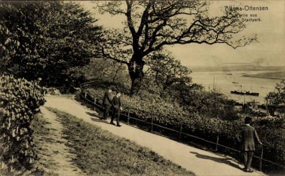 PC Hamburg Altona Ottensen, lot from the city park, walkers