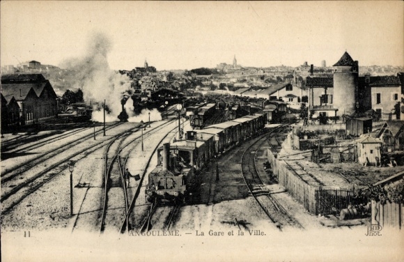 Postcard Angoulême Charente, train station, track side, steam locomotive, French railway