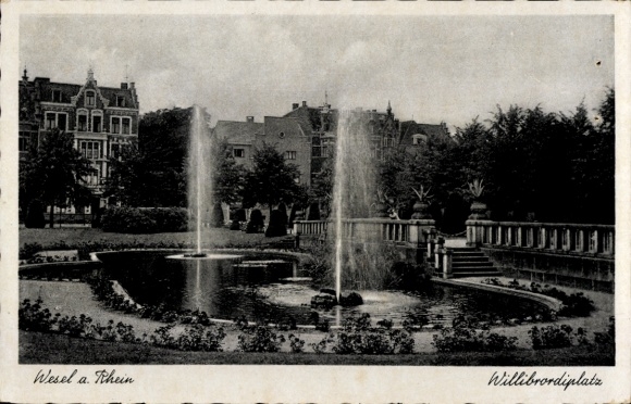 Ak Wesel am Niederrhein, Willibrordiplatz, Zierbrunnen,  Gebäude, parkähnliche Umgebung