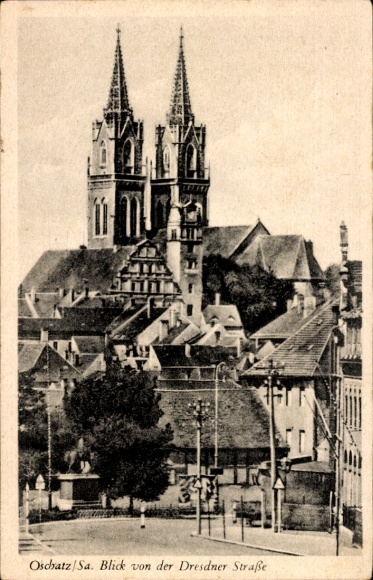 Ak Oschatz in Sachsen, Zwei Türme,  Häuser, Straßenansicht, Schwarz-Weiß-Fotografie, Blick von de
