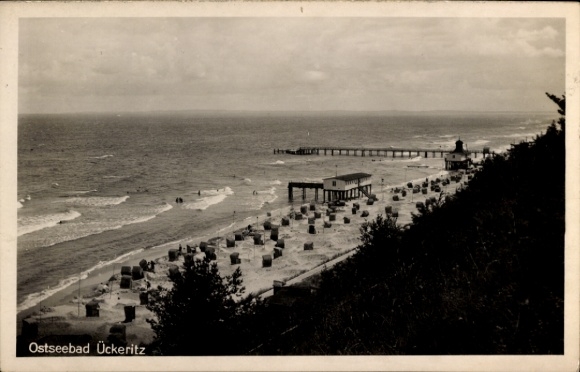 KP Ostseebad Ueckeritz Ückeritz na wyspie Uznam, plaża kurortu nad Morzem Bałtyckim, molo, leżaki, zdjęcie wybrzeża
