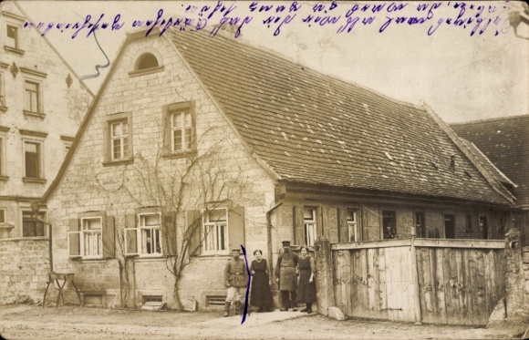Photo Postcard Geißlingen Oberickelsheim in Middle Franconia, soldier with family in front of a house