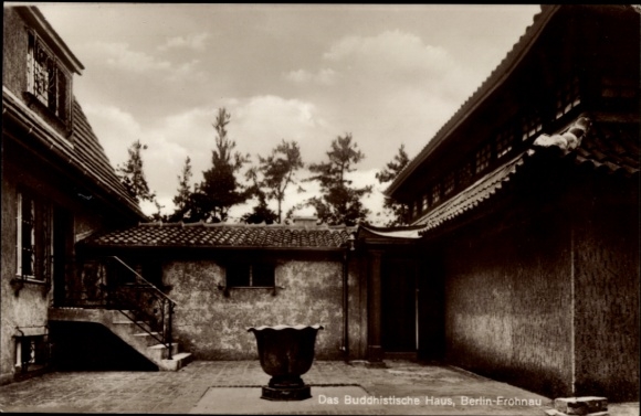 Postcard Berlin Reinickendorf Frohnau, The Buddhist House, inner courtyard
