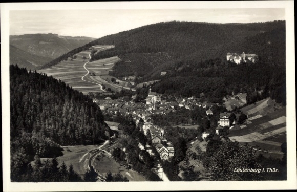 Ak Leutenberg in Thüringen, Schwarzwaldlandschaft, Dorfansicht, Hügel, Bäume, Fluss
