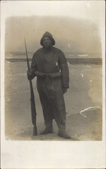 Foto Ak Robbenjäger am Strand, Harpune