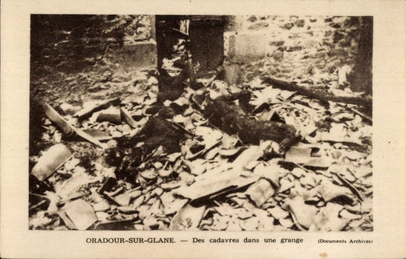 Postcard Oradour sur Glane Haute Vienne, general view of corpses in a barn