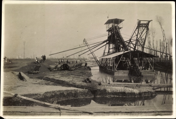 foto The Renold & Coventry Chain Company Ltd. Manchester, bagger geïnstalleerd in de buurt van Milaan, baggerschip