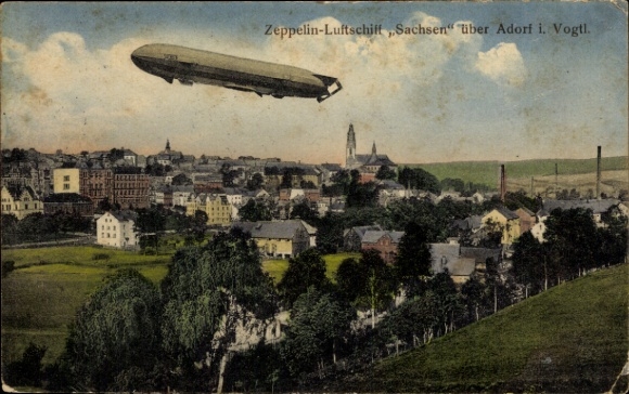 Ak Adorf im Vogtland, Zeppelinüber der Stadt