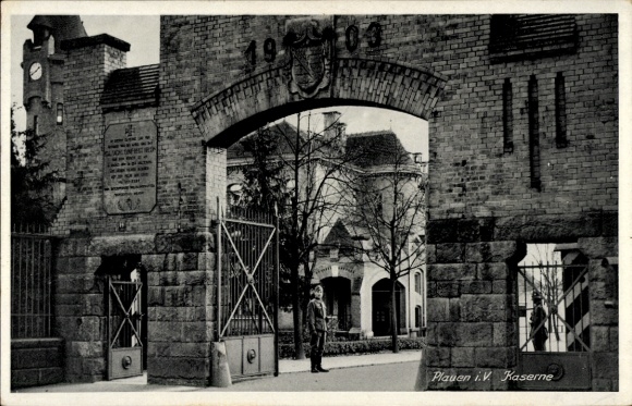 Postcard Plauen in Vogtland, barracks, entrance gate, guards