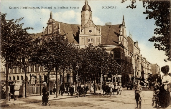 Postcard Berlin Neukölln Rixdorf, Imperial Main Post Office, Richard- and Berliner Strasse, many people,