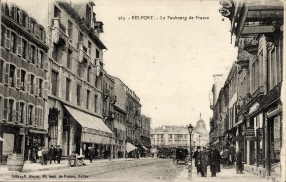 Postcard Belfort Beffert Beffort Territoire de Belfort, street with shops, people in n dresses,