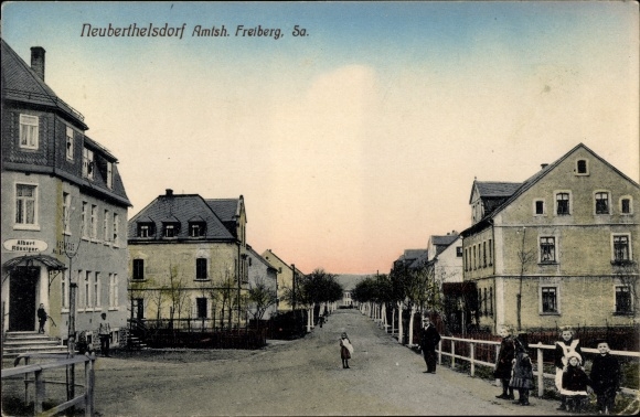 PC Neuberthelsdorf Weißenborn Erzgebirge, street section in town, children