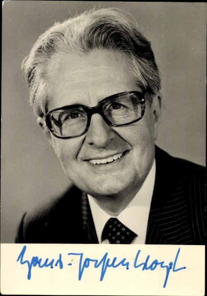 Postcard politician Hans Joachim Vogel, portrait, member of the SPD presidium, autograph