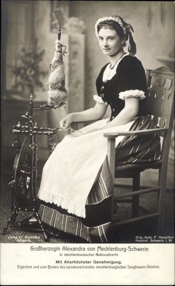 Ak Großherzogin Alexandra von Mecklenburg Schwerin in mecklenburgischer Nationaltracht, Spinnrad
