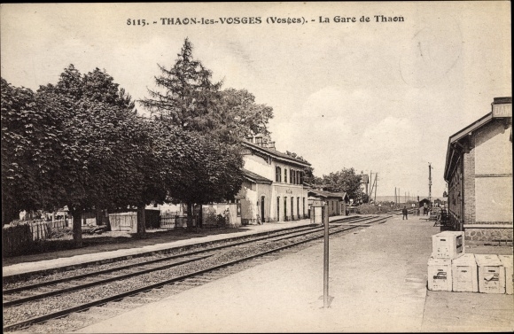 Postcard Thaon les Vosges Vosges, The Station, peron