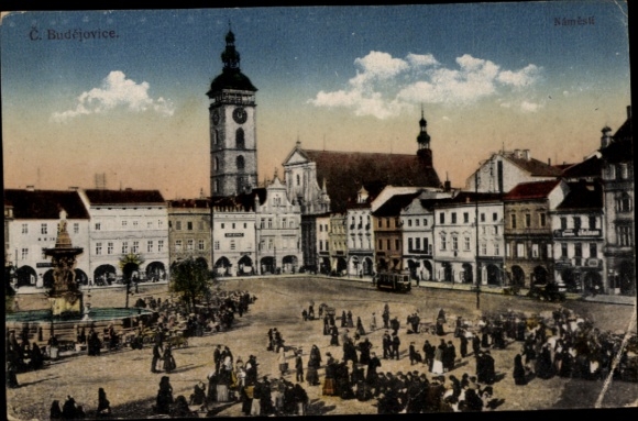 Ak České Budějovice Budweis Südböhmen, Historische Stadtansicht, Gebäude, Brunnen, Menschenmenge,