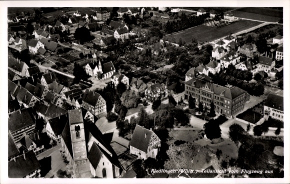 Postcard Riedlingen an der Donau Württemberg, aerial photograph of residential buildings, church, farmland