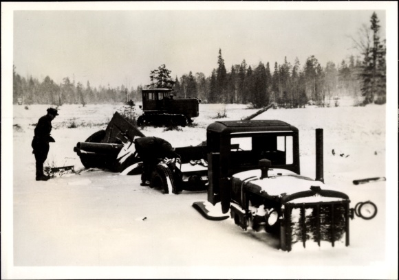 Photo Hoffmann, H., Soviet retreat road in East Karelia, destroyed gun, Nov. 1941