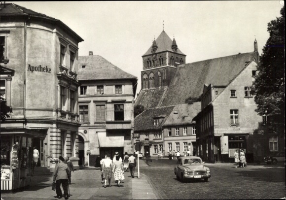Ak Hansestadt Greifswald, Marktplatz mit Apotheke, alte Gebäude, Leute auf der Straße, Kirche ...