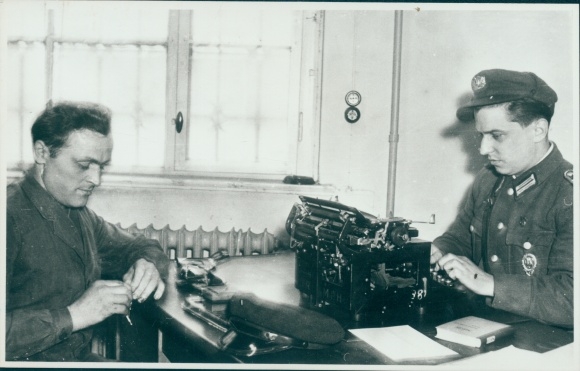 Photo Man in uniform at a desk, Triumph typewriter, GDR, People&#39;s Police