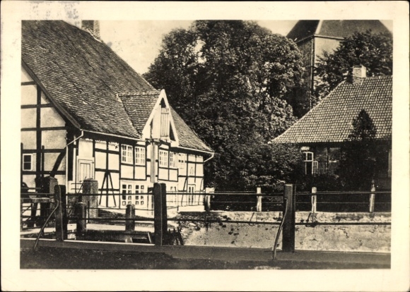 Ak Husum in Nordfriesland, Schwarz-Weiß-Foto von Fachwerkhäusern, kleine Brücke, Bäume im Hinterg