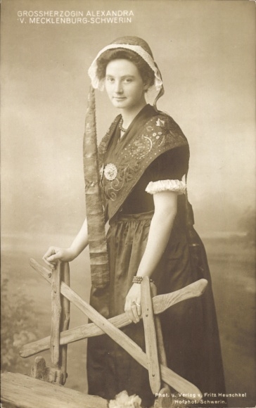 Postcard Grand Duchess Alexandra of Mecklenburg Schwerin, portrait in traditional costume
