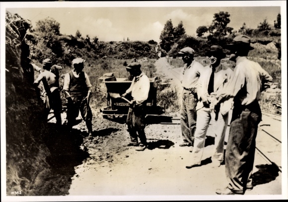 Photo Heinrich Hoffmann, Excavation work by German scientists in Olympia, June 1941