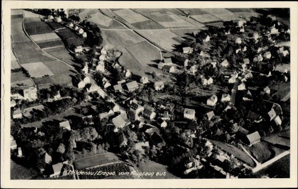 Ak Mildenau im Erzgebirge, Luftaufnahme von  Erzgebirge, Fotograf J. Beek