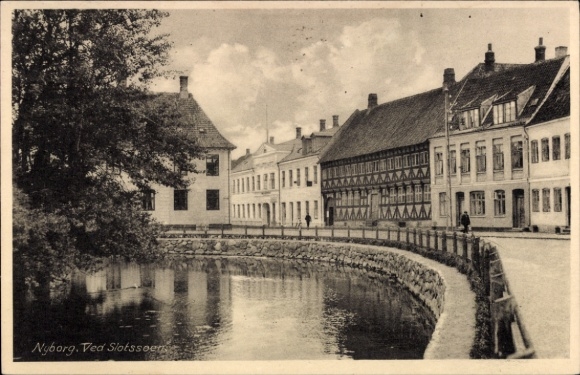 Ak Nyborg Denemarken, Ved Slotssoen, uitzicht op de stad, waterloop, gebouw